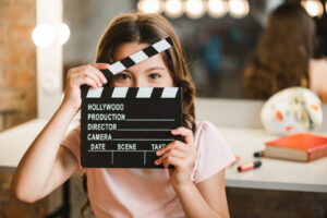 o femeie participă la o filmare