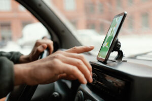 un smartphone folosit într-un automobil