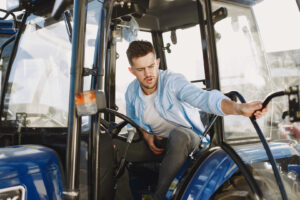 un bărbat închide ușa unui tractor
