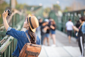 o turista isi face un selfie