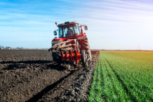 un tractor ara un ogor