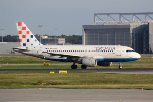 avion al croatia airlines ruleaza pe pista