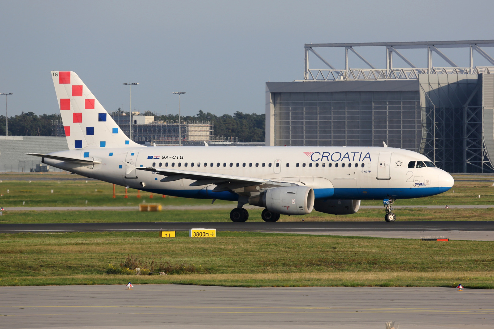 avion al croatia airlines ruleaza pe pista