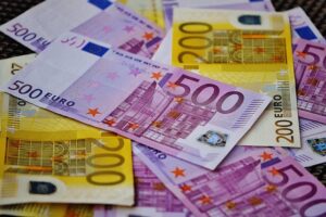 Euro, Bani, Datorie externă, România