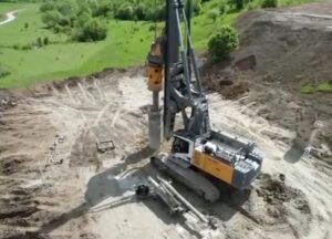 Lucrări de forare a piloților pe cel mai nou șantier de autostradă din zona Moldovei- Autostrada A8 Târgu Mureș - Iași - Ungheni, secțiunea Leghin -Târgu Neamț