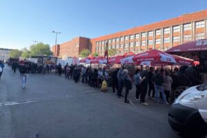 coada interminabila de dimineata pentru mici de la Obor