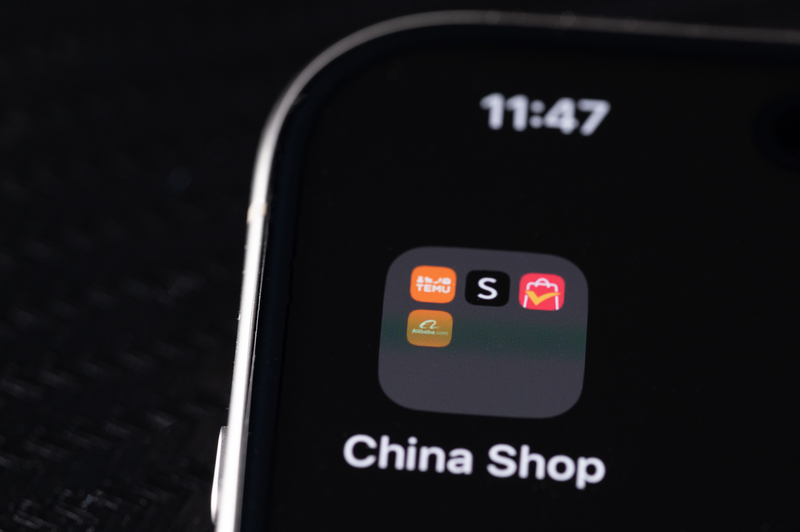 Temu și Shein, aplicații chinezești pe telefon.