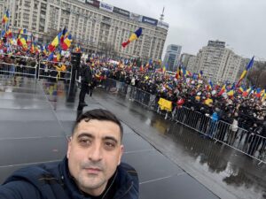 George Simion la protest, cu sustinatori si steaguri