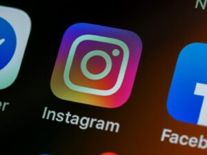 Ecran telefon cu aplicatii instagram fb