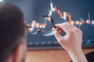 un investitor privește un grafic