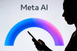 persoana cu telefon si logo Meta AI