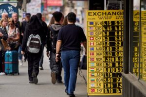 oameni pe stradă în bucurești trec pe lângă un exchange