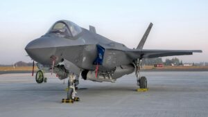 avion de generatia a cincea f-35 parcat