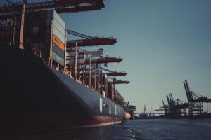 un cargobot se afla intr-un port