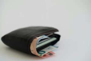 un portofel cu bancnote euro în el