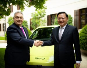prim-ministrul Ungariei, Viktor Orbán, și guvernatorul provinciei chineze Guangdong, Wang Weizhong, la acordul pentru sediul BYD la Budapesta