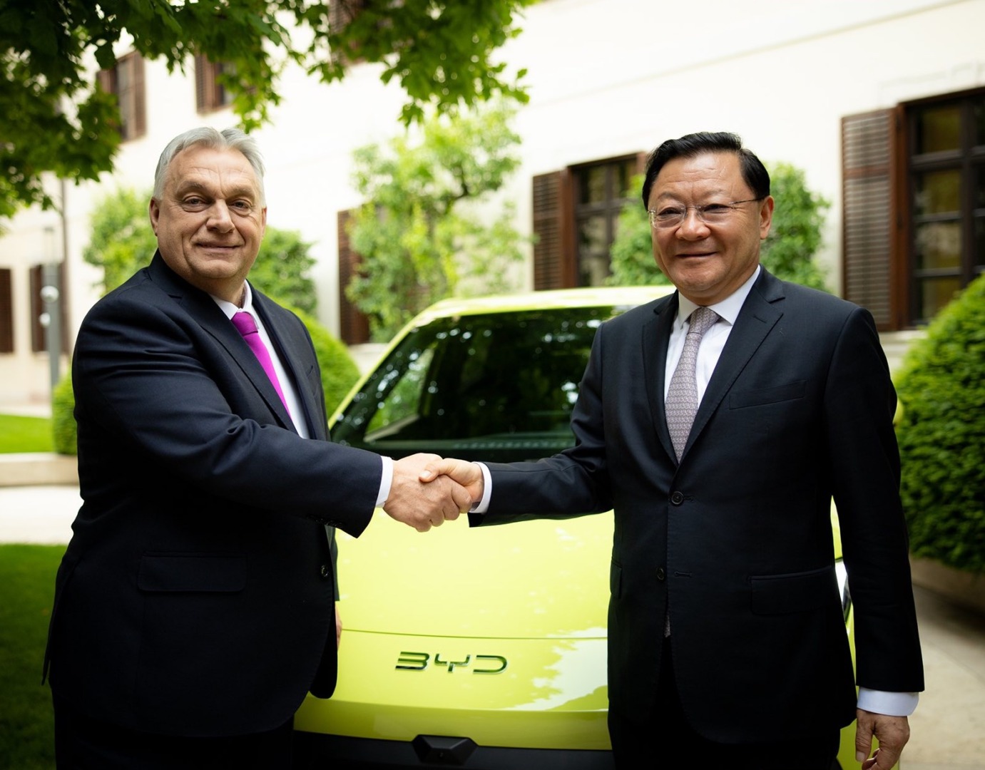 prim-ministrul Ungariei, Viktor Orbán, și guvernatorul provinciei chineze Guangdong, Wang Weizhong, la acordul pentru sediul BYD la Budapesta