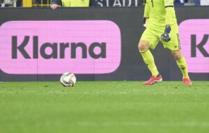reclama la serviciul klarna pe un stadion