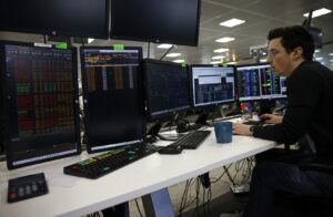 un trader se uita la un terminal bloomberg