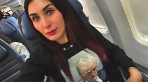 laura loomer într-un avion
