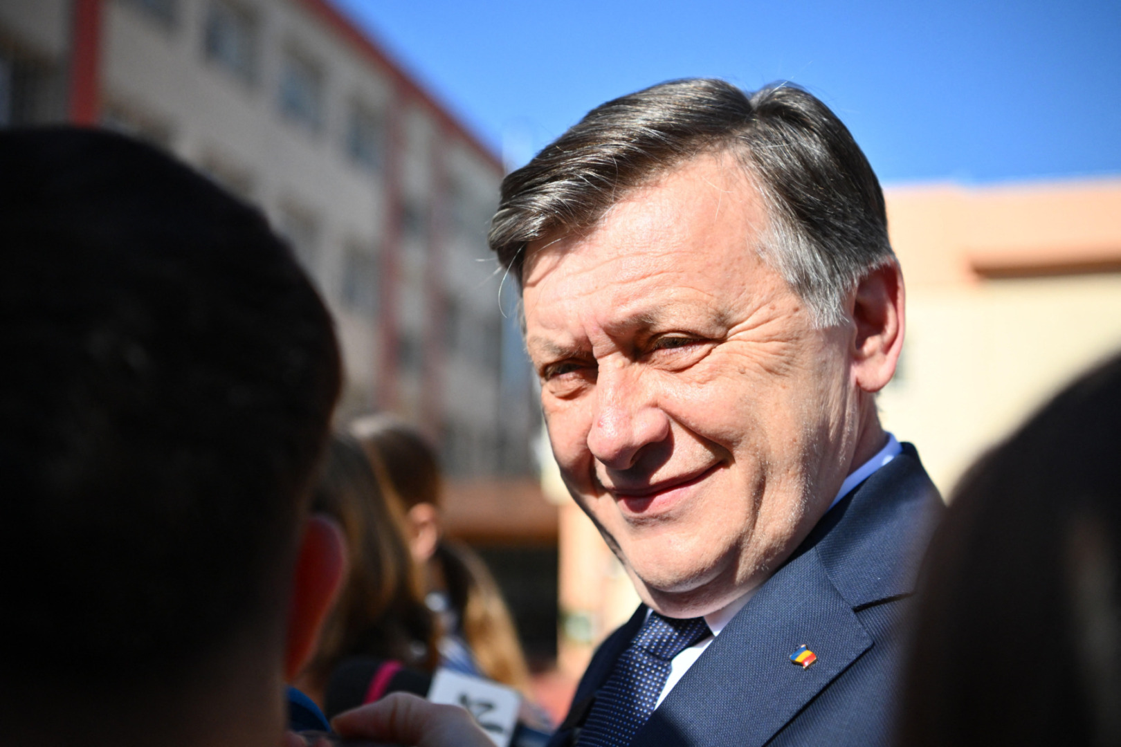 BUCUREȘTI, ROMÂNIA – 4 MAI: Candidatul la președinție Crin Antonescu, la ieșirea de la secția de votare după ce și-a exprimat opțiunea în primul tur al alegerilor prezidențiale, duminică, 4 mai 2025, la București, România