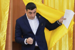 Candidatul la președinție George Simion iese din cabina de vot după ce și-a exprimat votul în primul tur al reluării alegerilor prezidențiale, la Mogoșoaia, România, duminică, 4 mai 2025.