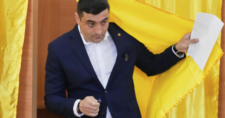 Candidatul la președinție George Simion iese din cabina de vot după ce și-a exprimat votul în primul tur al reluării alegerilor prezidențiale, la Mogoșoaia, România, duminică, 4 mai 2025.