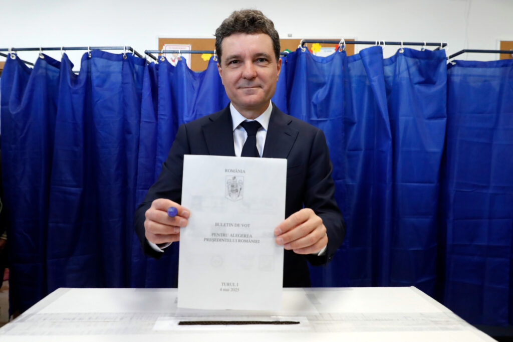 Primarul Capitalei, Nicușor Dan, votează în primul tur al alegerilor prezidențiale, într-o secție de votare din București, România, 4 mai 202