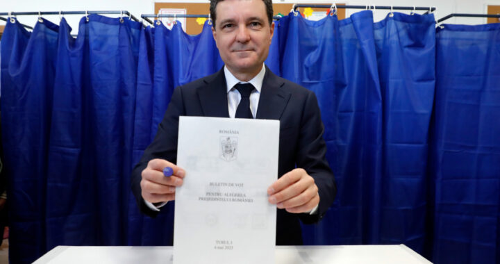 Primarul Capitalei, Nicușor Dan, votează în primul tur al alegerilor prezidențiale, într-o secție de votare din București, România, 4 mai 202