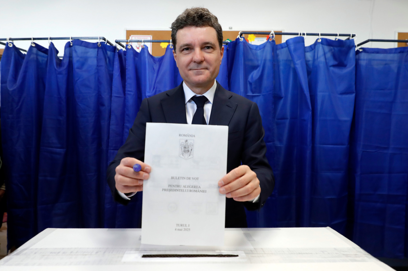 Primarul Capitalei, Nicușor Dan, votează în primul tur al alegerilor prezidențiale, într-o secție de votare din București, România, 4 mai 202