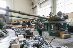 Reparația echipamentelor militare grele într-o fabrică din Kiev, Ucraina