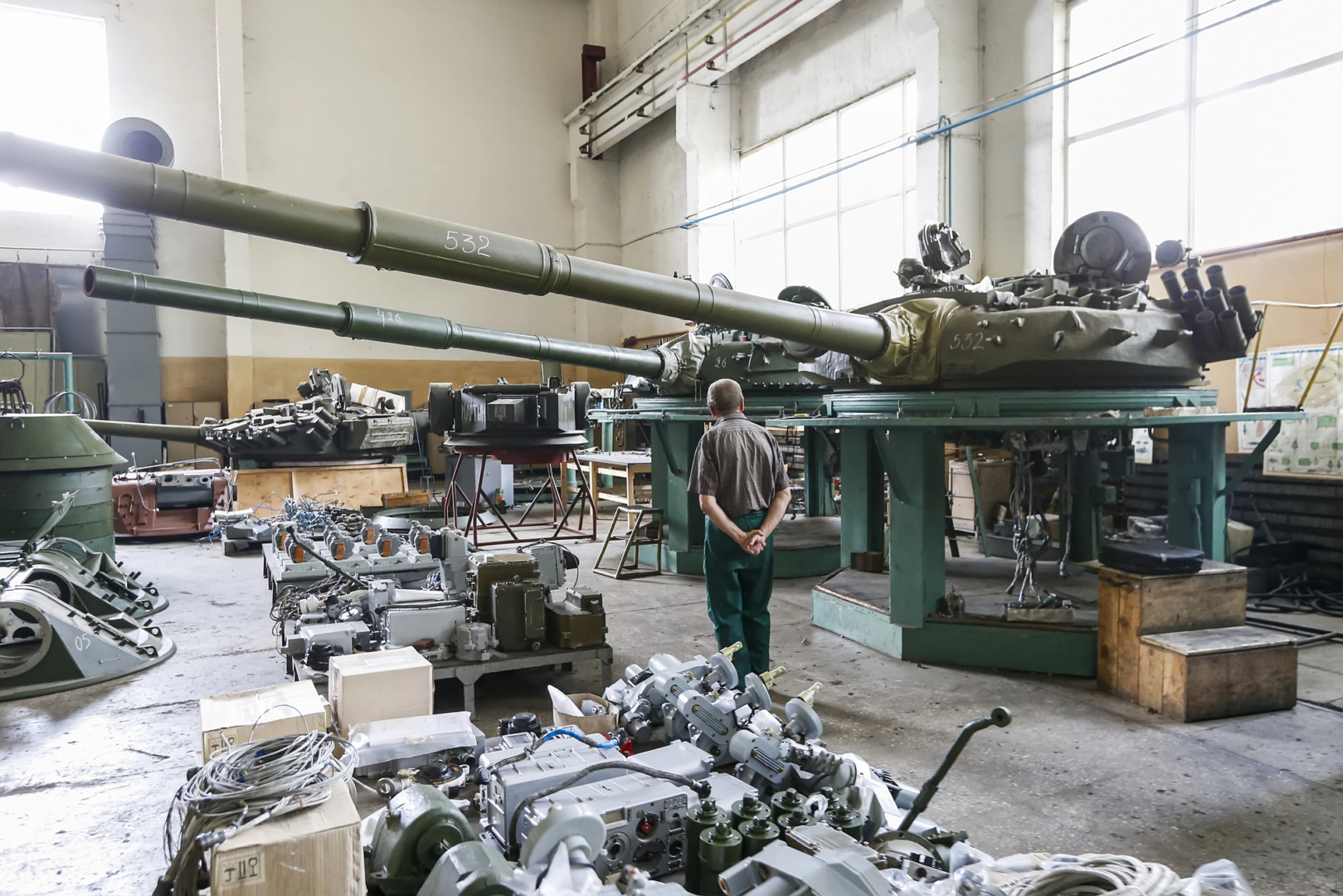 Reparația echipamentelor militare grele într-o fabrică din Kiev, Ucraina