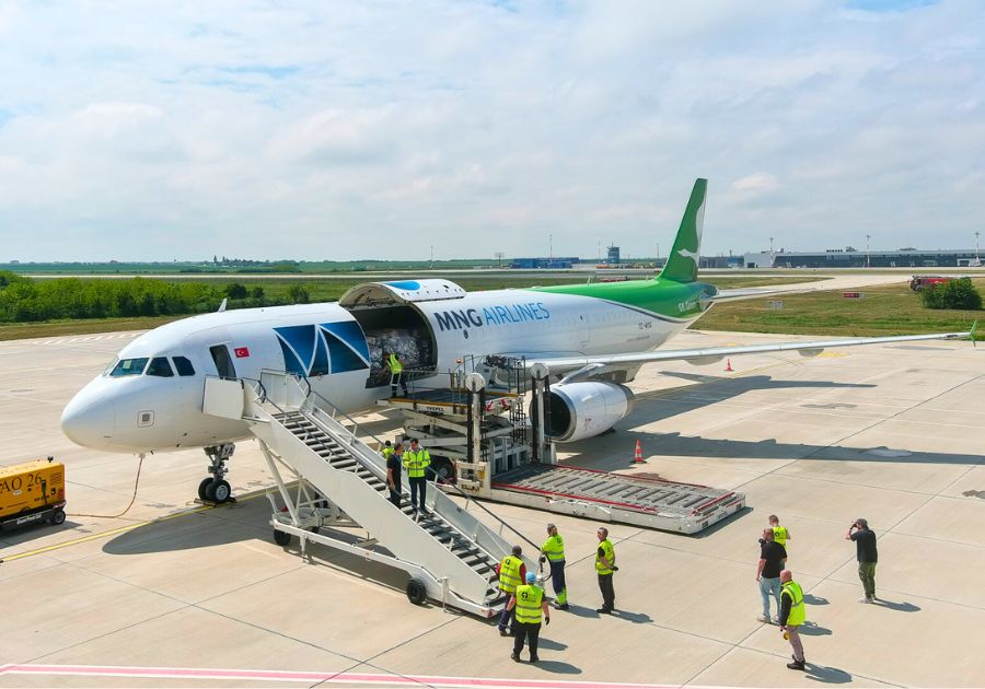 Avion cargo așteaptă să fie încărcat pe pista Aeroportului Oradea