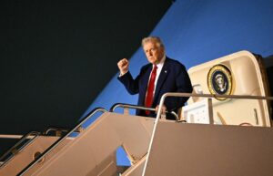 trump coboara din air force one