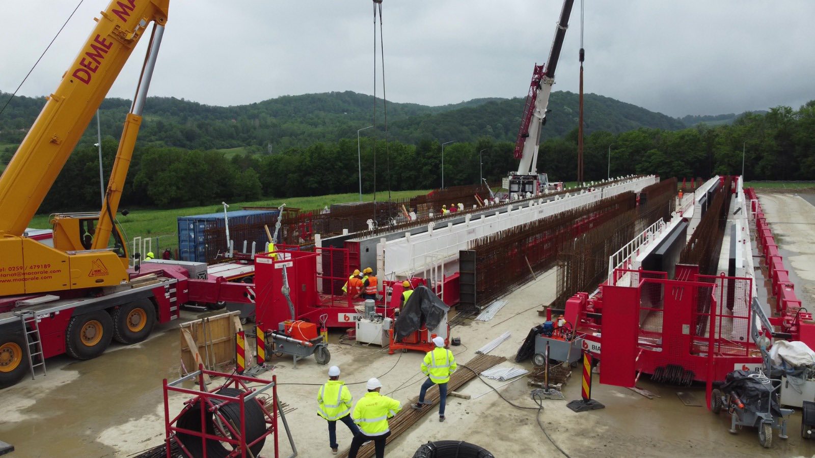 primele două grinzi din beton din cel 1394 necesare pentru secțiunea 2 Cornetu - Tigveni