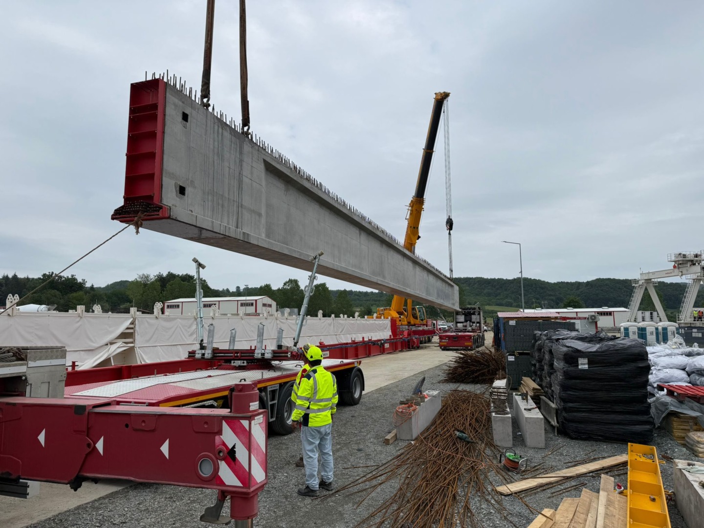 primele două grinzi din beton din cel 1394 necesare pentru secțiunea 2 Cornetu - Tigveni