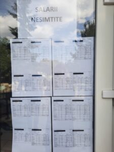salarii afisate pe usi in protest