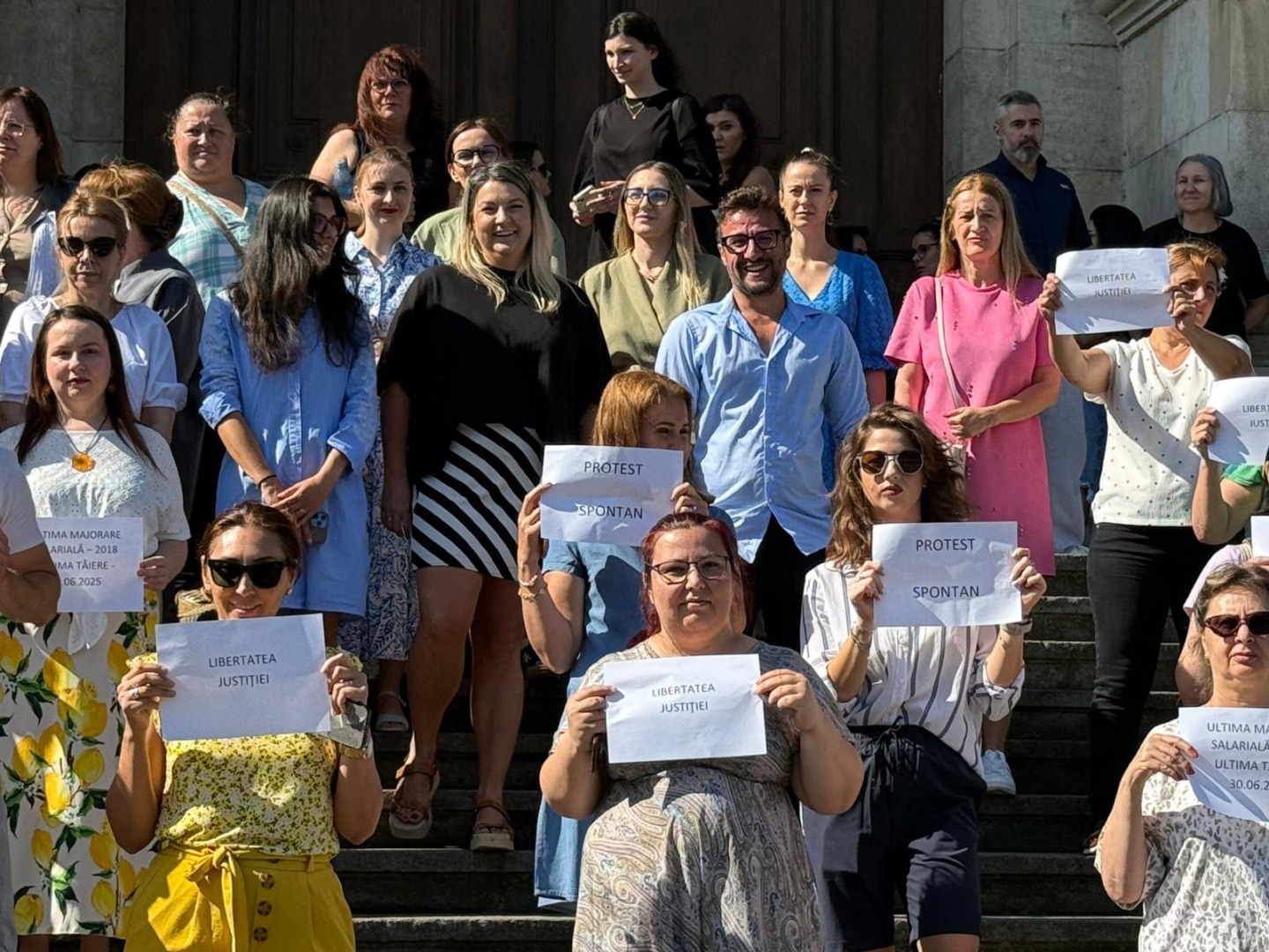 angajati cu afise protest